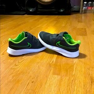 LN Nike tennis shoes sz 10c
